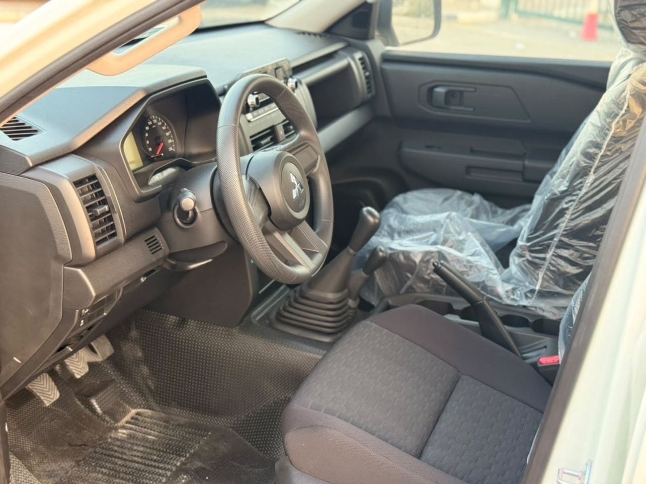 ميتسوبيشي L200 2.4L 4 Cyl Petrol Manual ميتسوبيشي L200 2.4 لتر بنزين MT 2027