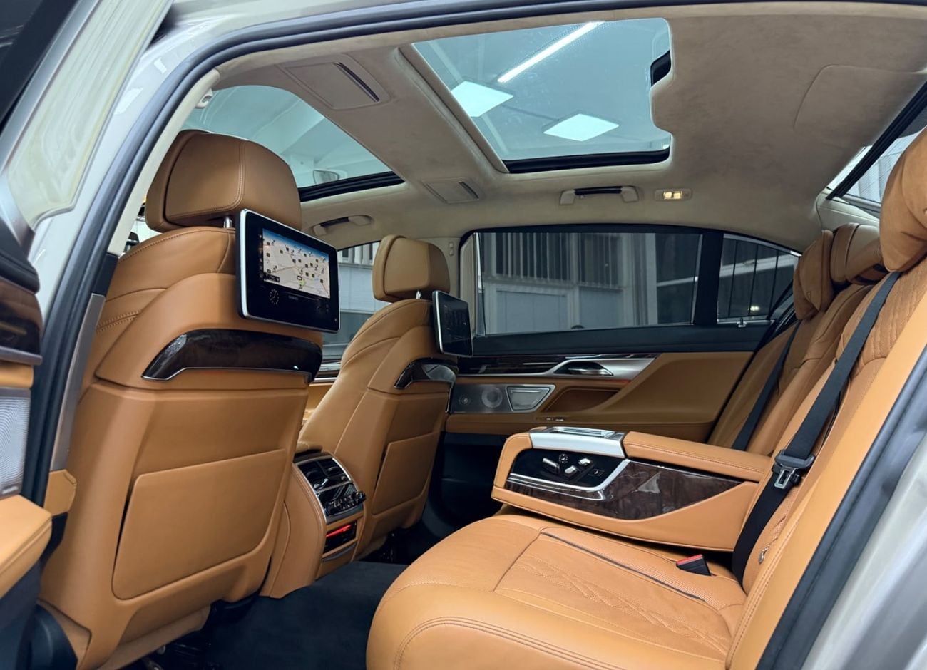 BMW 750Li XDRIVE LUXURY EXECUTIVE GCC .. FSH .. Perfect Condition .. Top Range .. Low Milegea