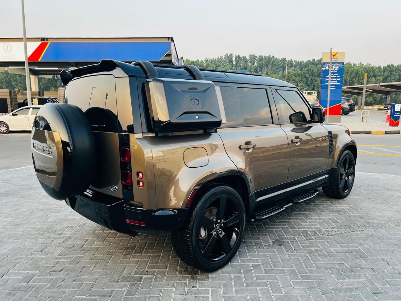 لاند روفر ديفندر 110 HSE P400