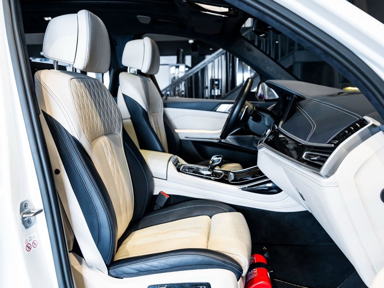 BMW X7 M50i 50 YEARS UAE EDITION BUY NOW, PAY 2027 | THE BLACKLINE STANDARD | August 2027 Warranty + Service, GCC, Low KMs