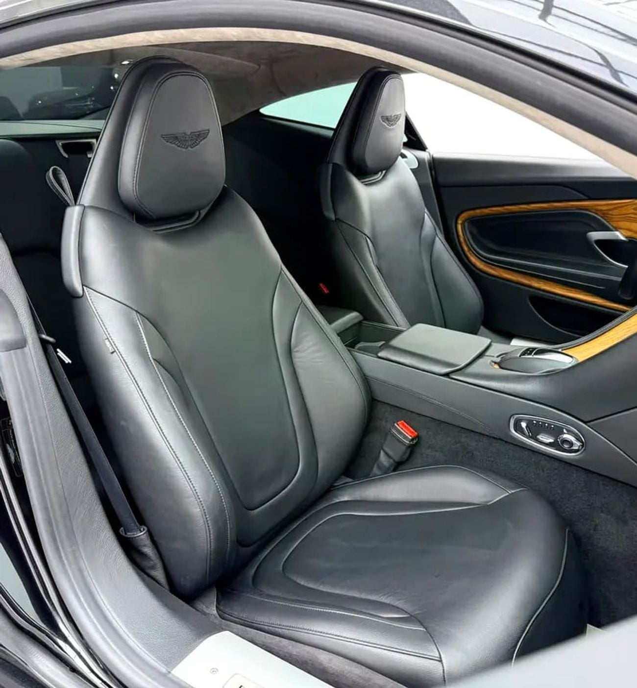 أستون مارتن DB11 V12 Coupe, Service History, Fully Loaded, Excellent Condition, Japanese
