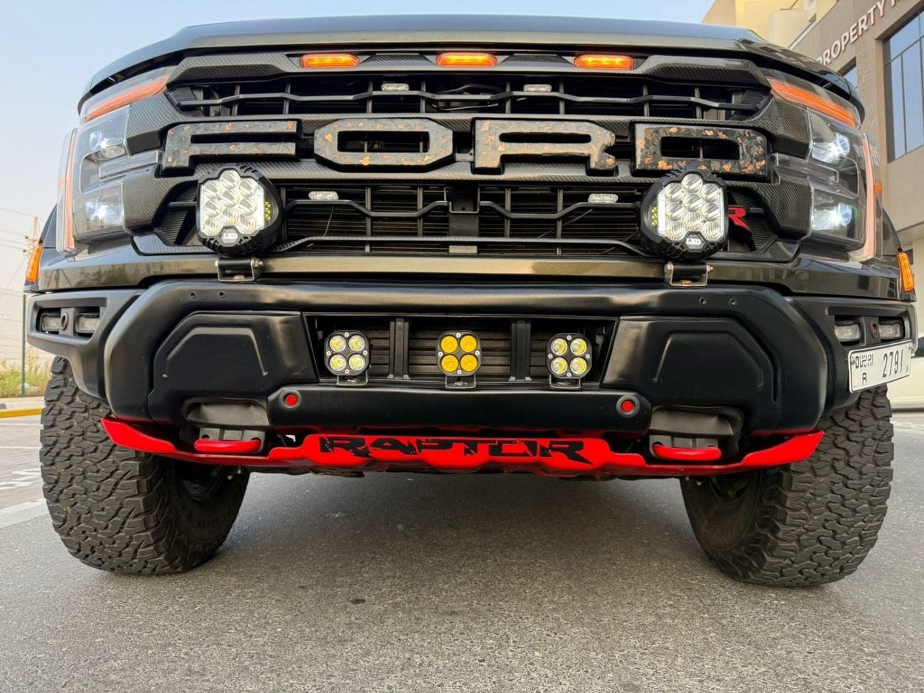 فورد F 150 رابتور كرو لوكس سيارة رابتور آر موديل 2023 معدلة بقوة 485 حصان مسجلة في الإمارات العربية المتحدة
