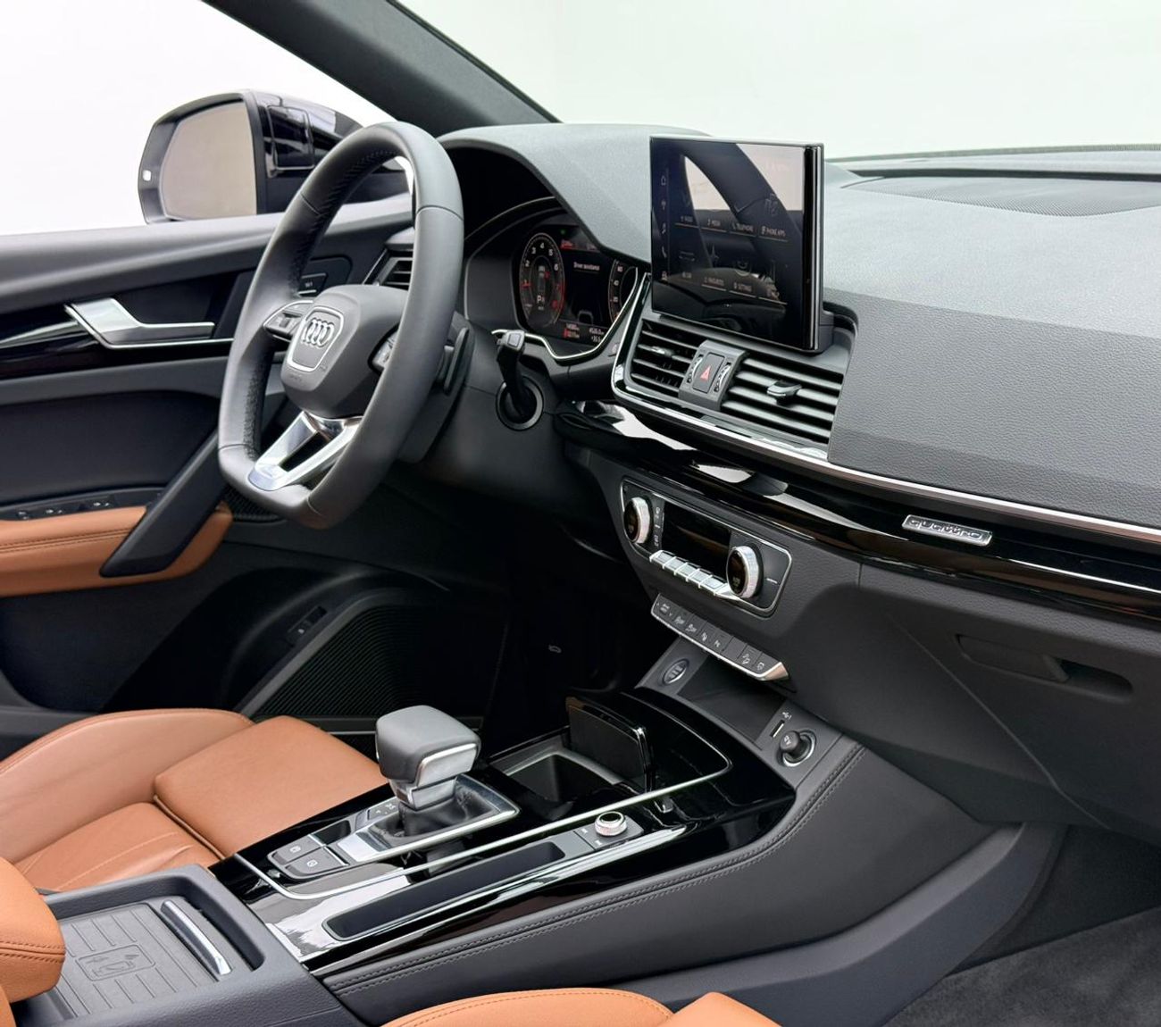 أودي Q5 45 TFSI SPORTBACK S-LINE 2024 Audi Q5 45TFSI Quattro S-Line, 2029 Audi Warranty + Service Pack, Low Km, Fully Loaded, GCC