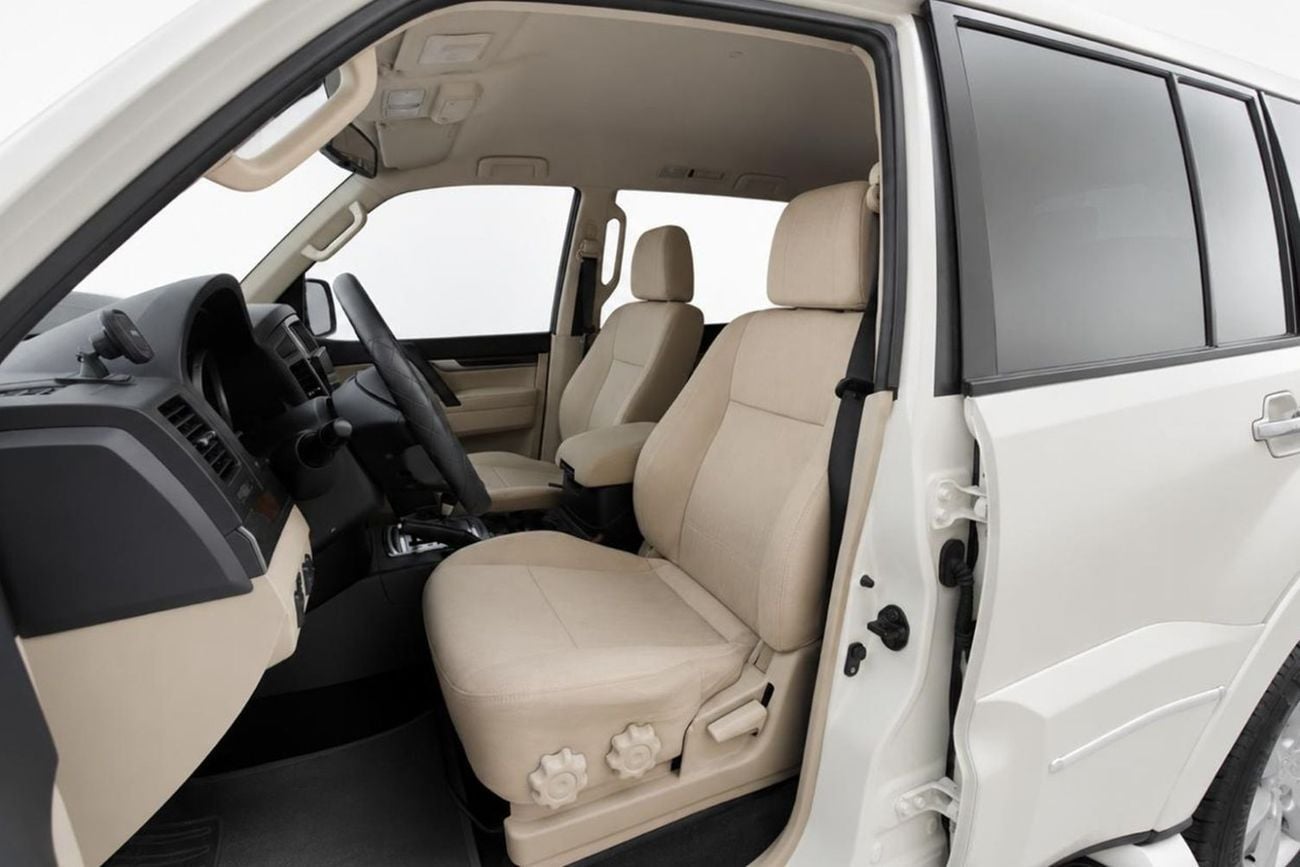 ميتسوبيشي باجيرو GLS HIGHLINE l Original Paint l AED 979 / Monthly