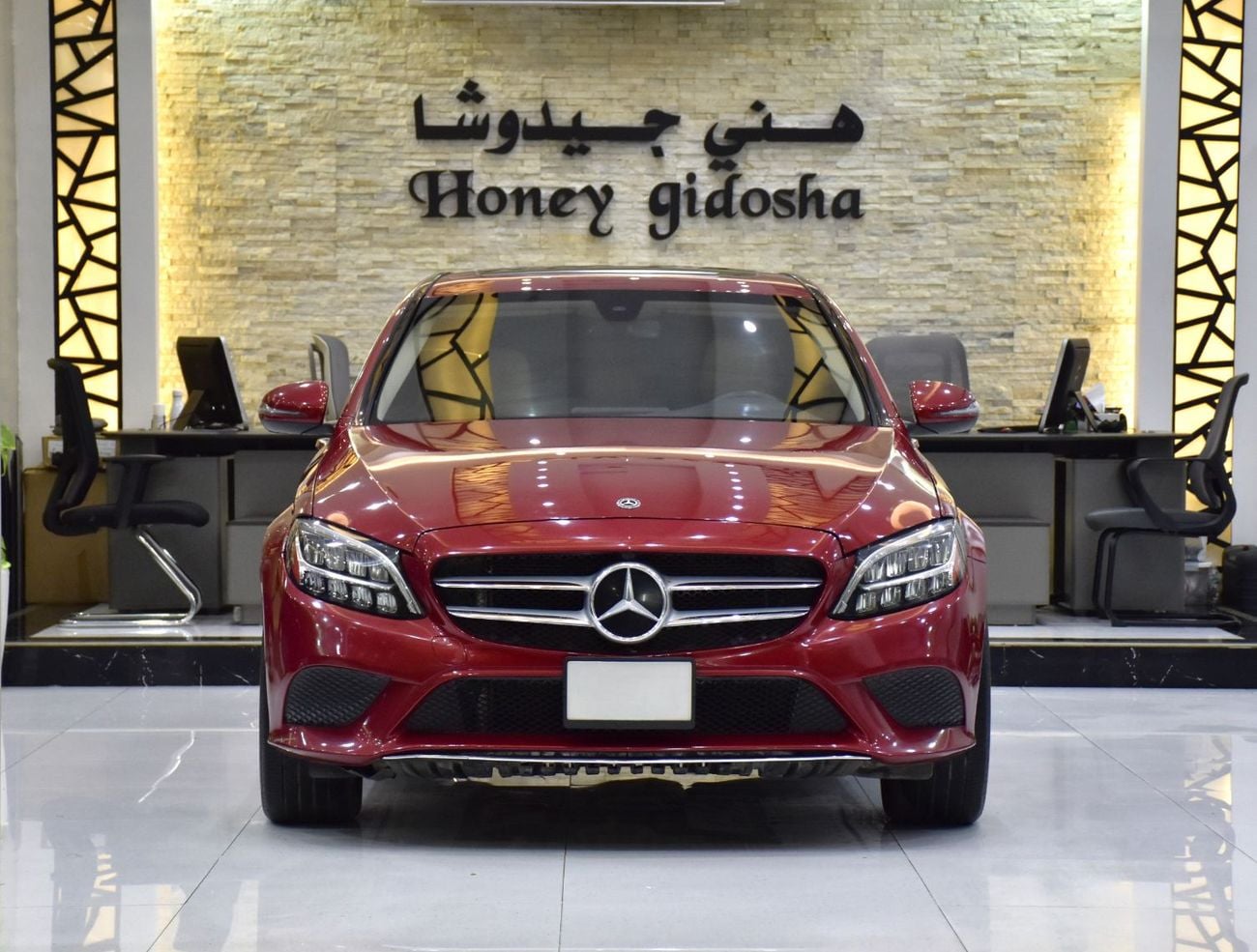 مرسيدس بنز C 300 STANDARD عرض ممتاز لسيارة مرسيدس بنز C300 4Matic (موديل 2021) باللون الأحمر وبمواصفات أمريكية