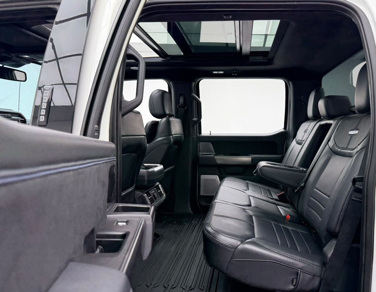 فورد F 150 PLATINUM فورد F-150 بلاتينيوم 2024، ضمان فورد لمدة 5 سنوات + باقة خدمة، سجل صيانة كامل لدى فورد، دول مجلس الت