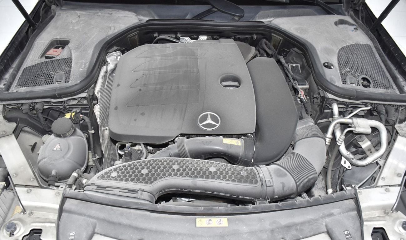 مرسيدس بنز E200 AMG عرض ممتاز لسيارة مرسيدس بنز E200 (موديل 2023) باللون الأسود بمواصفات خليجية