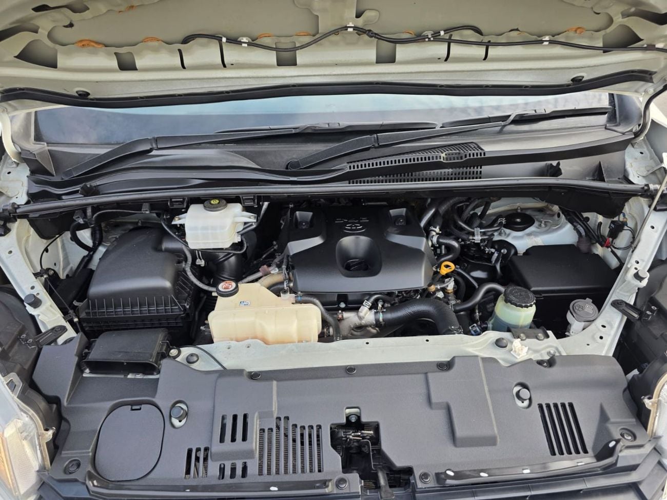 Toyota Hiace TOYOTA HIACE COMMUTER 12 SEATER DIESEL 2.8L RIGHT HAND DIVE