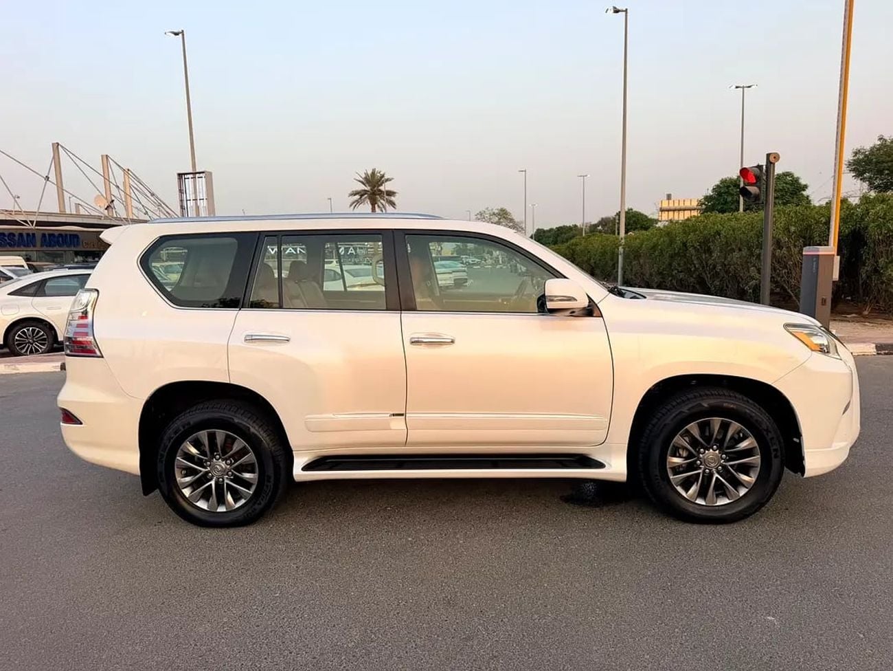 Lexus GX460 PLATINUM GCC Specs single owner