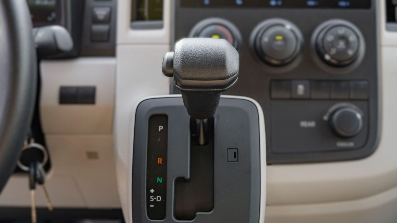 تويوتا هاياس DX Toyota Hiace High Roof Black Bump 3.5l A/T White color 2026 Model
