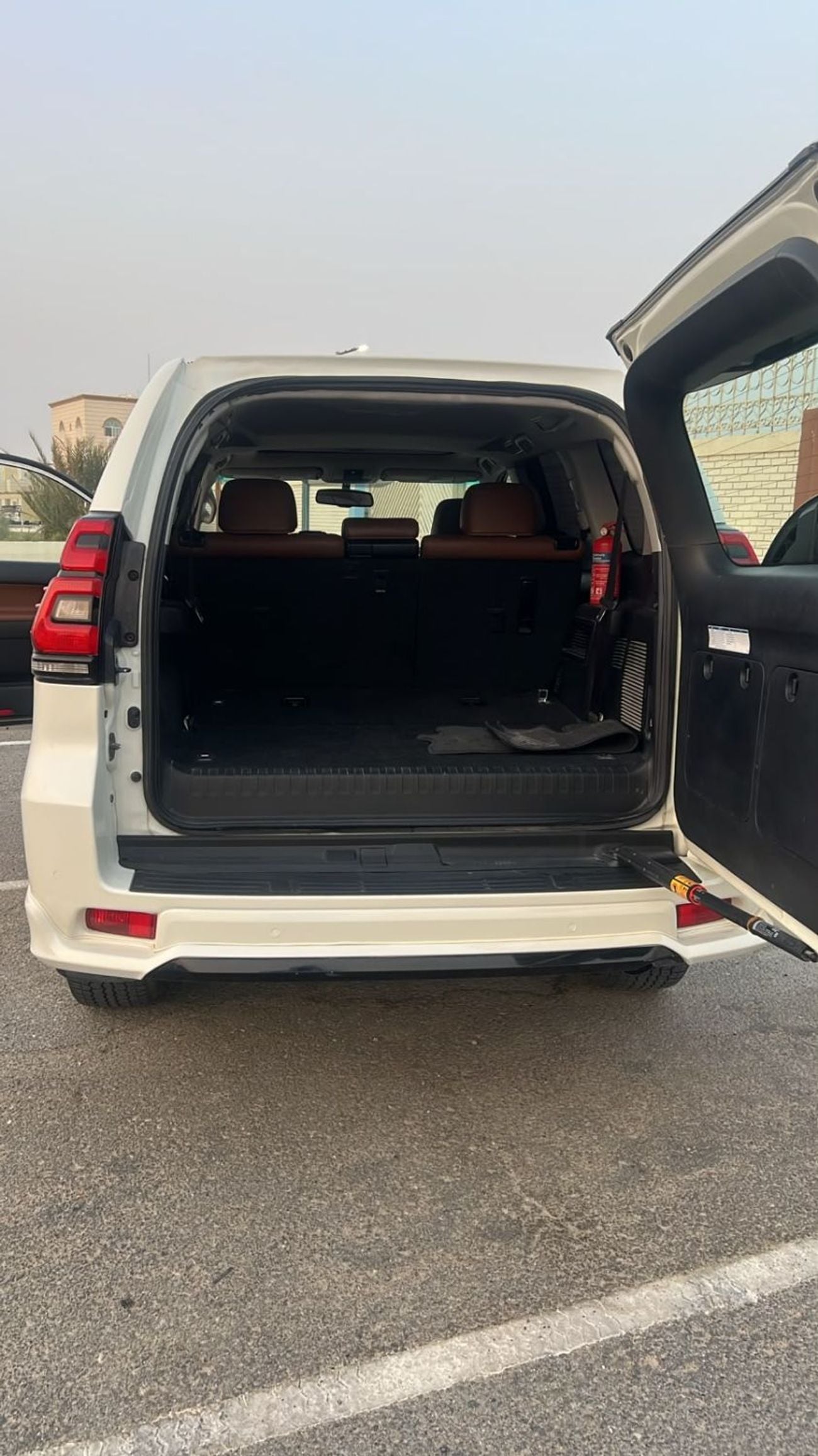 تويوتا برادو VXR محرك بنزين V6 سعة 4.0 لتر، كامل المواصفات، لون أبيض، زر تشغيل، فتحة سقف، ناقل حركة أوتوماتيكي، مقاعد