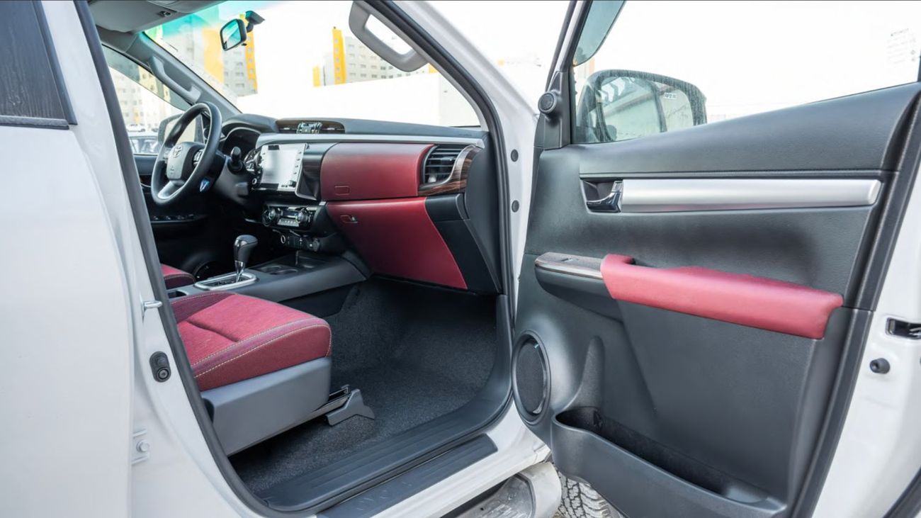 Toyota Hilux SR5 4.0 PETROL 2026 4x4
