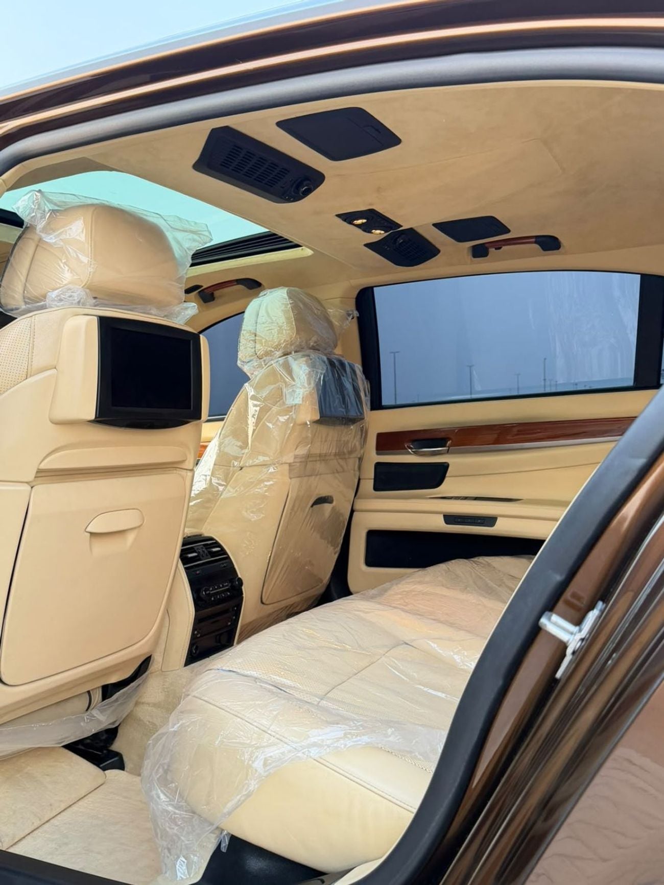 BMW 750Li EXCLUSIVE 4.4L V8 twin-turbo engine producing 407 hp, 8-speed