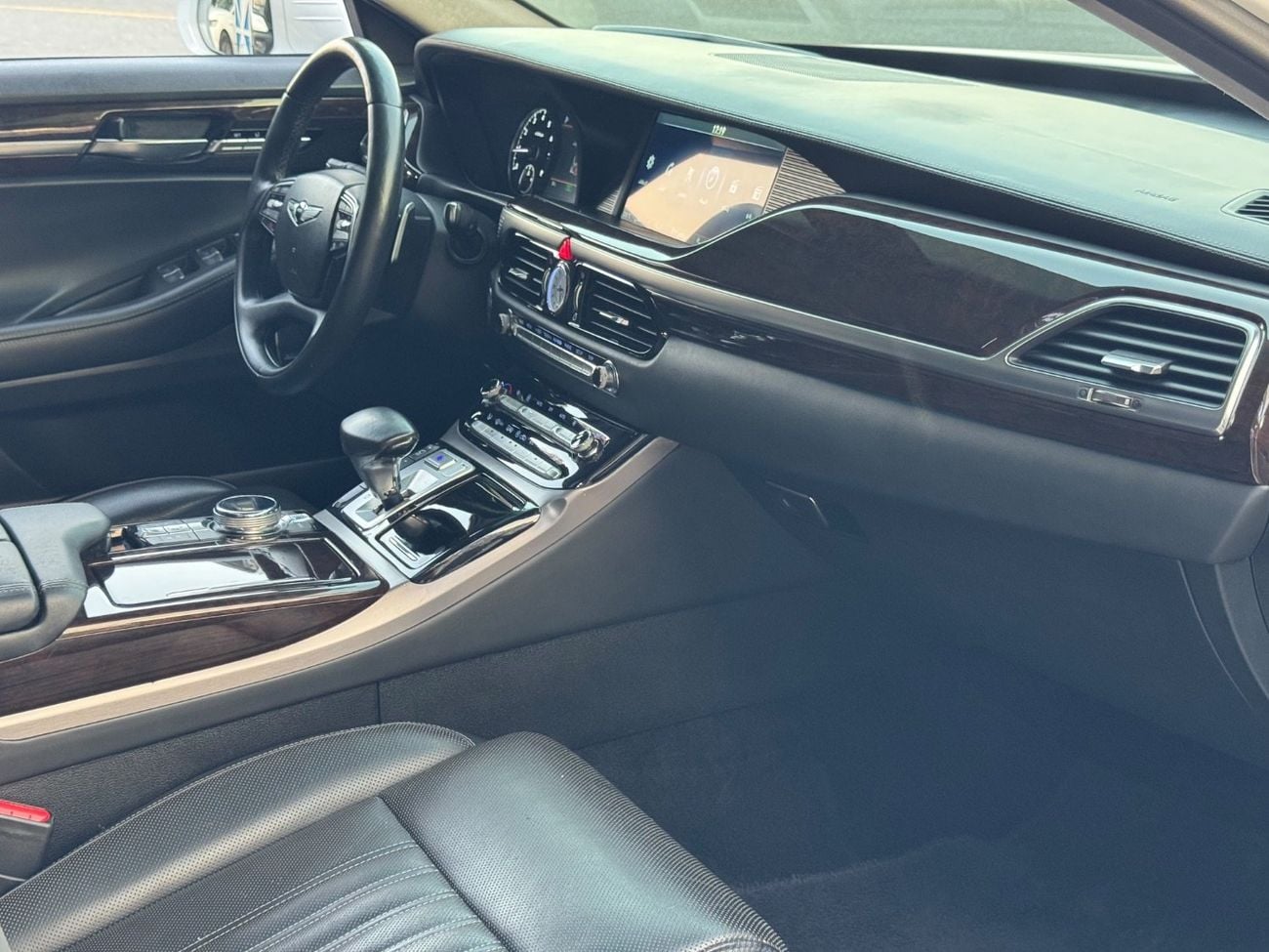 Genesis G90 ROYAL G90 ROYAL /LOW MILEAGE / 360 CAMERA/ REAR SCREENS/ FULL OPTIONS /