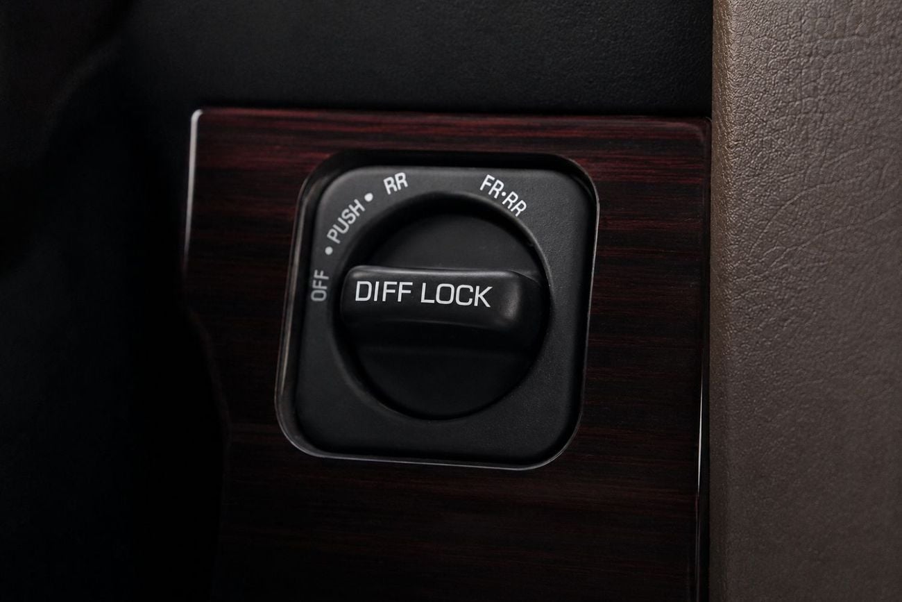 تويوتا لاند كروزر بيك آب S-DLX - DC 4x4 AT