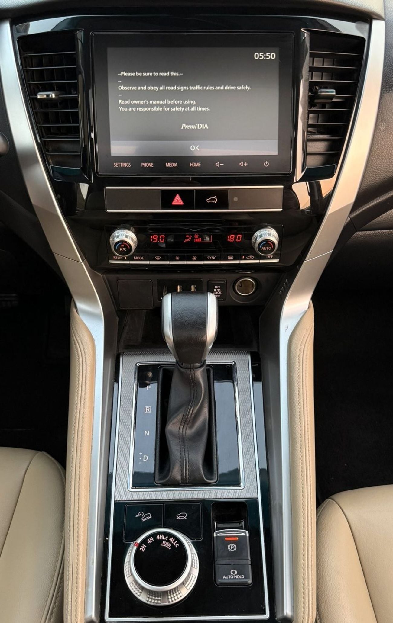 Mitsubishi Montero Sport GLS PREMIUM ACCIDENTS FREE - GCC - ORIGINAL PAINT - FULL OPTION - PERFECT CONDITION INSIDE OUT