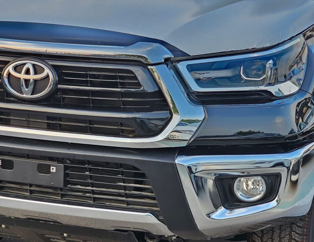 Toyota Hilux TOYOTA HILUX SR5 WIDE BODY || 2.7L PETROL V4 M/T 4WD | BLIND SPOT | WINDOW VISOR | REAR CAMERA | AUT