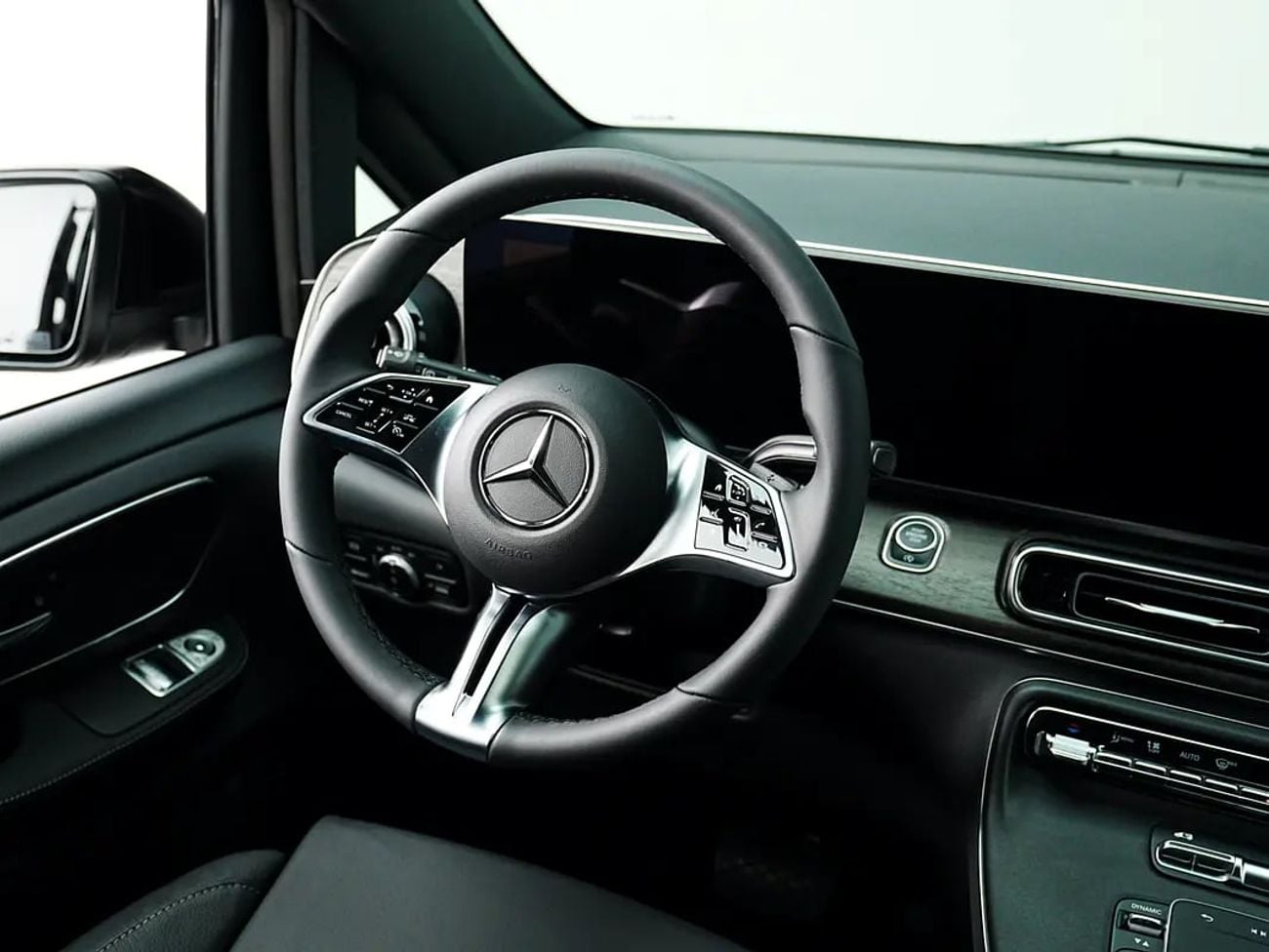 Mercedes Benz V300 AVANTGARDE Dealer WARRANTY | GCC specs | V300 AVANGARDE
