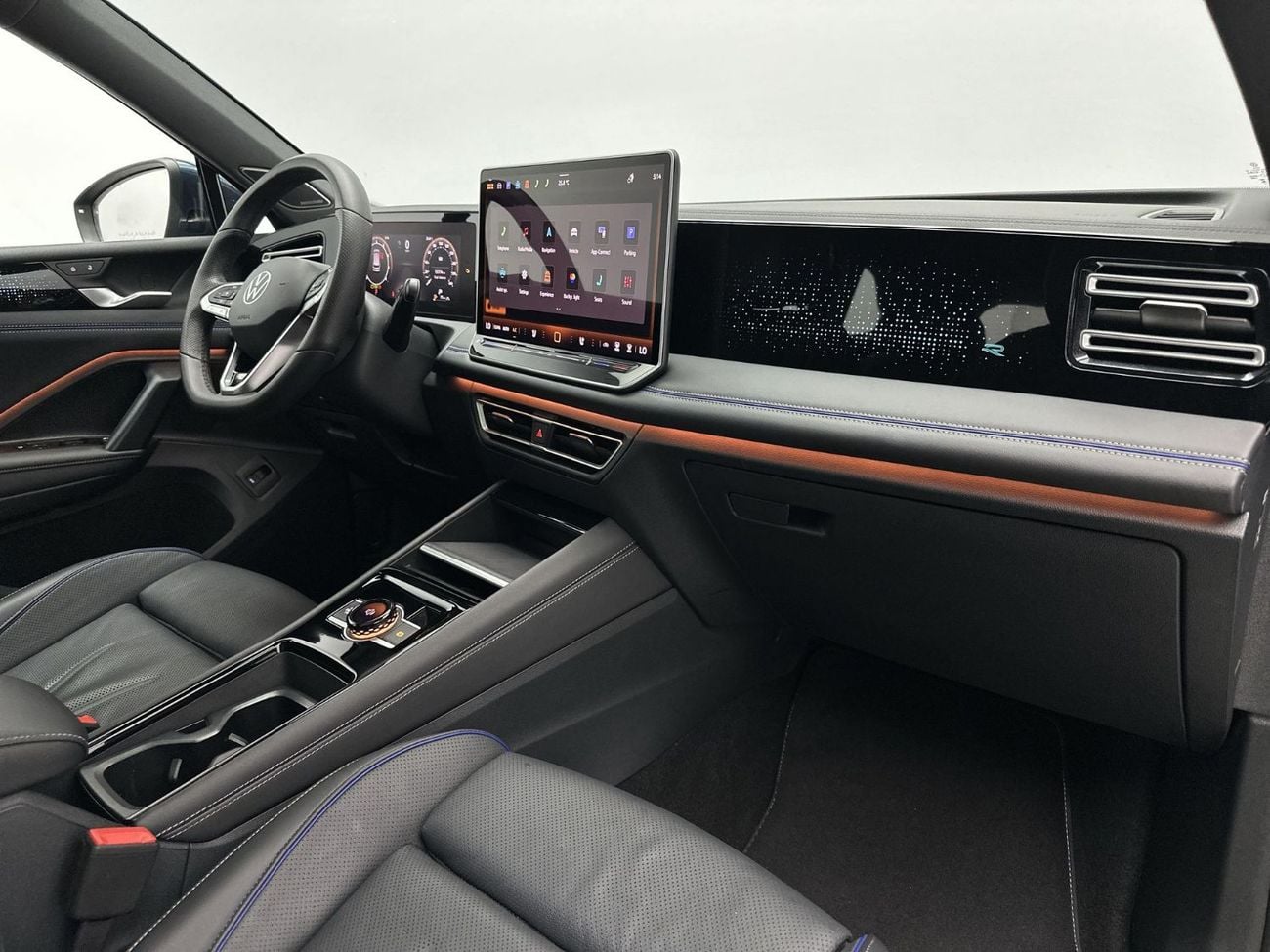 فولكس واجن تيجوان R-LINE 1.4L | Premium R-Line Interior | Panoramic Sunroof | Digital Cockpit Pro | Ambient Lighting | Rear C