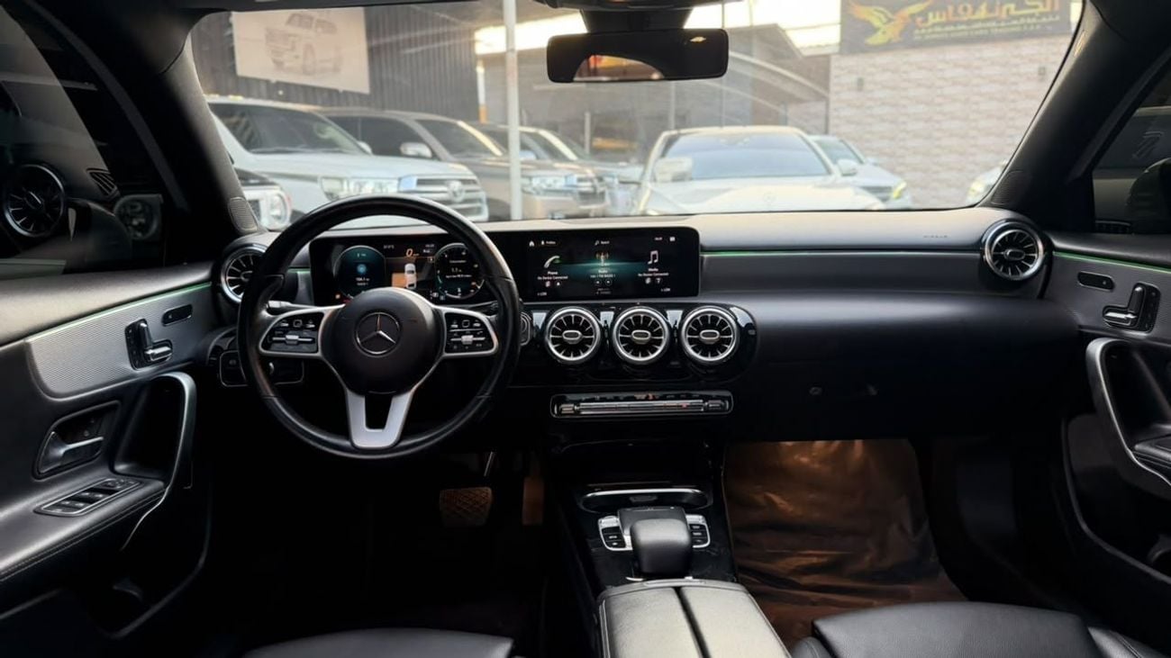 Mercedes Benz A220 STANDARD 2.0L 4-cylinder turbo (188 hp)