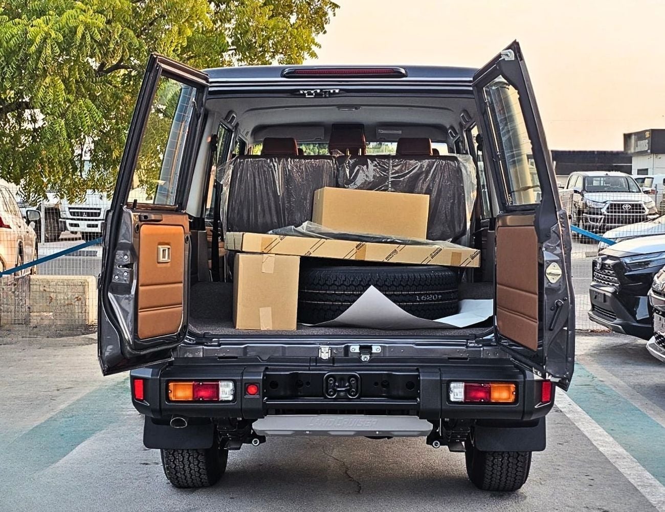 Toyota Land Cruiser 70 LC76 HARDTOP 5DOOR || 4.0L PETROL V6 A/T | FULL OPTION / LEATER SEATS / REAR CAMERA / OVER FENDER /
