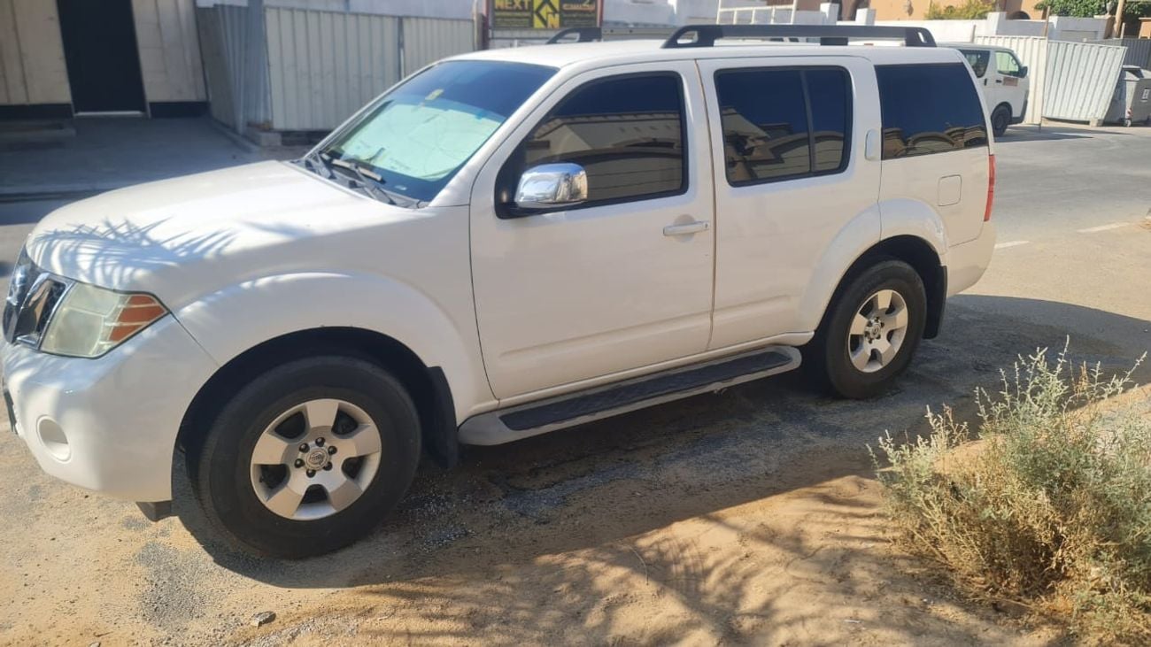 Nissan Pathfinder LE