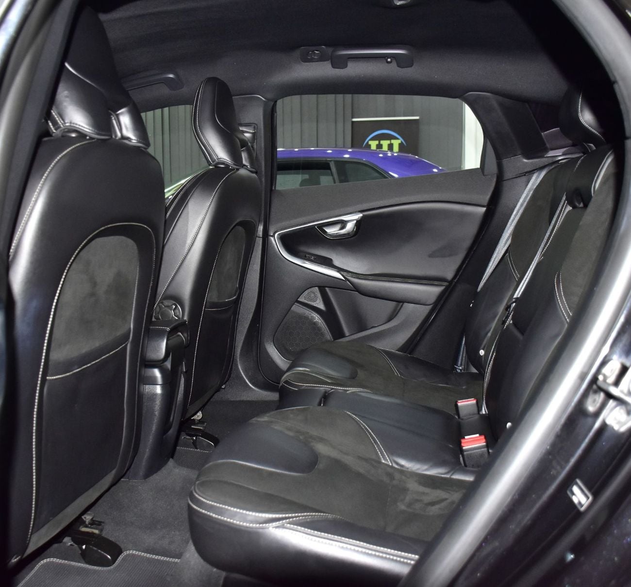فولفو V40 R DESIGN EXCELLENT DEAL for our Volvo V40 T5 R-Design ( 2018 Model ) in Black Color GCC Specs