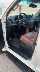 تويوتا برادو VXR محرك بنزين V6 سعة 4.0 لتر، كامل المواصفات، لون أبيض، زر تشغيل، فتحة سقف، ناقل حركة أوتوماتيكي، مقاعد