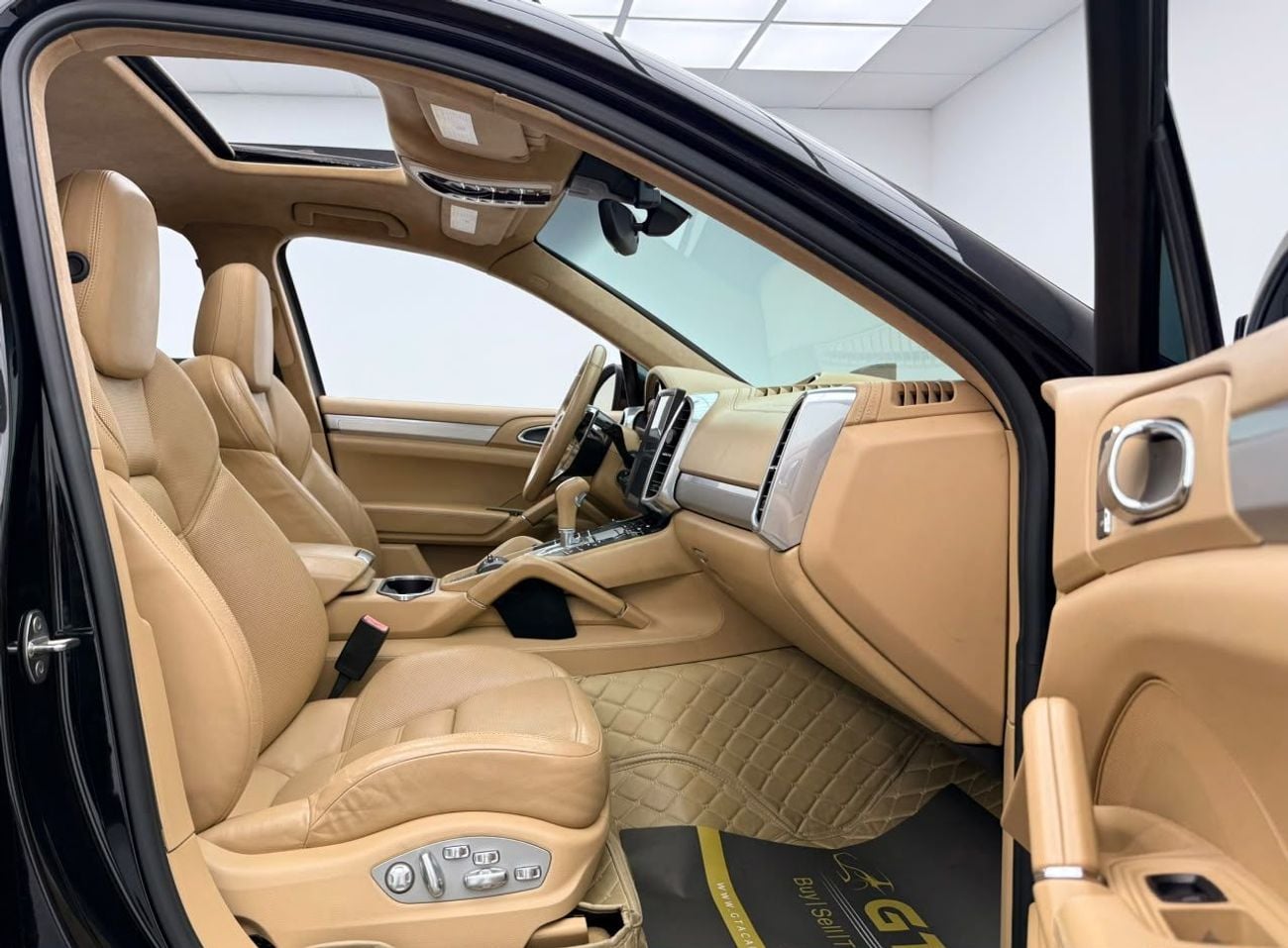 Porsche Cayenne TURBO **2011 Porsche Cayenne Turbo, Excellent Condition, American Specs.