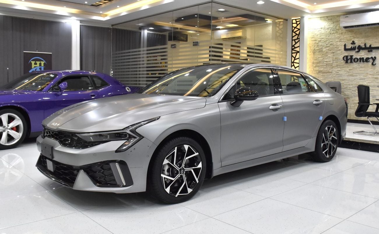 كيا K5 عرض ممتاز لسيارة كيا K5 GT-Line (موديل 2025) باللون الرمادي المطفي بمواصفات دول مجلس التعاون الخليجي
