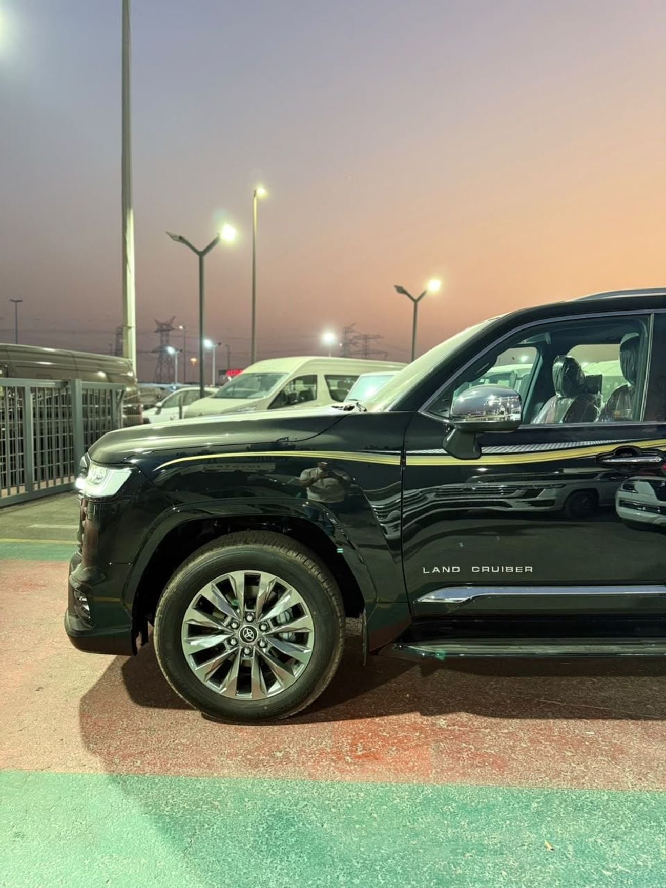 تويوتا لاند كروزر VXR تويوتا LC 300 VXR كاملة المواصفات، خليجية، مزودة بخاصية الإغلاق التلقائي للأبواب