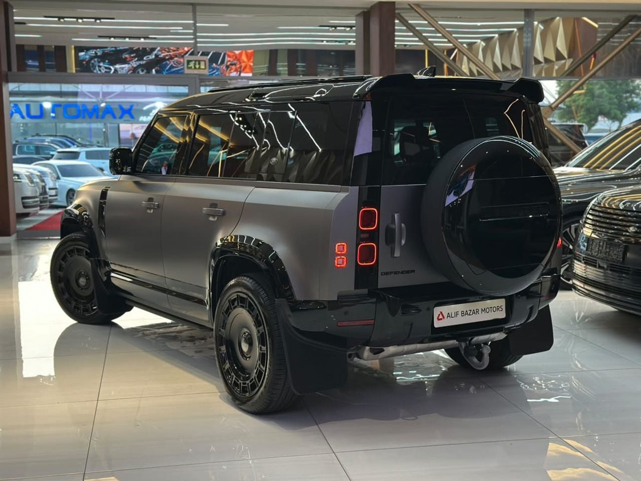 لاند روفر ديفندر P400 SE X Dynamics