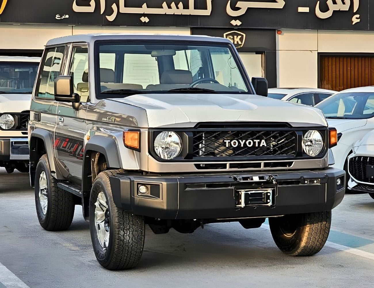 تويوتا لاند كروزر 70 LC71 هاردتوب 3 أبواب || محرك بنزين 4.0 لتر V6 ناقل حركة يدوي دفع رباعي | قفل تفاضلي | ونش | رفرف عري