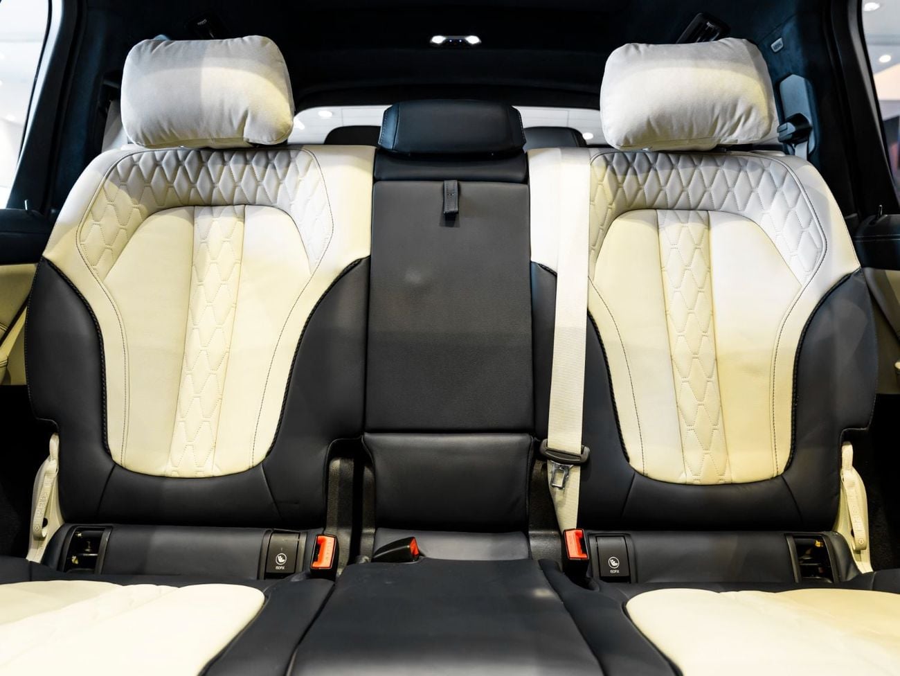 BMW X7 M50i 50 YEARS UAE EDITION BUY NOW, PAY 2027 | THE BLACKLINE STANDARD | August 2027 Warranty + Service, GCC, Low KMs