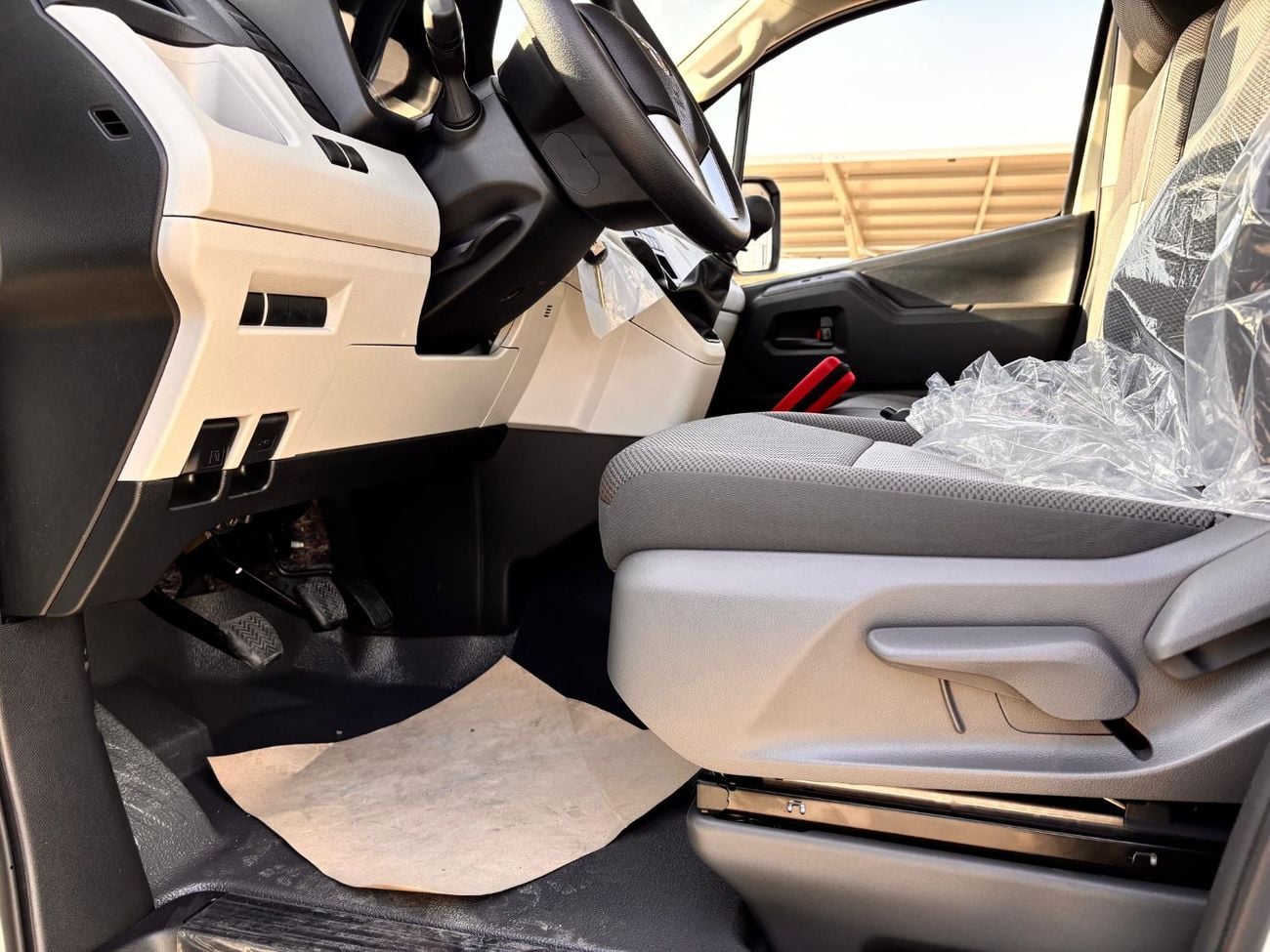 Toyota Hiace GL - STANDARD ROOF CARGO MANUAL TRANSMISSION