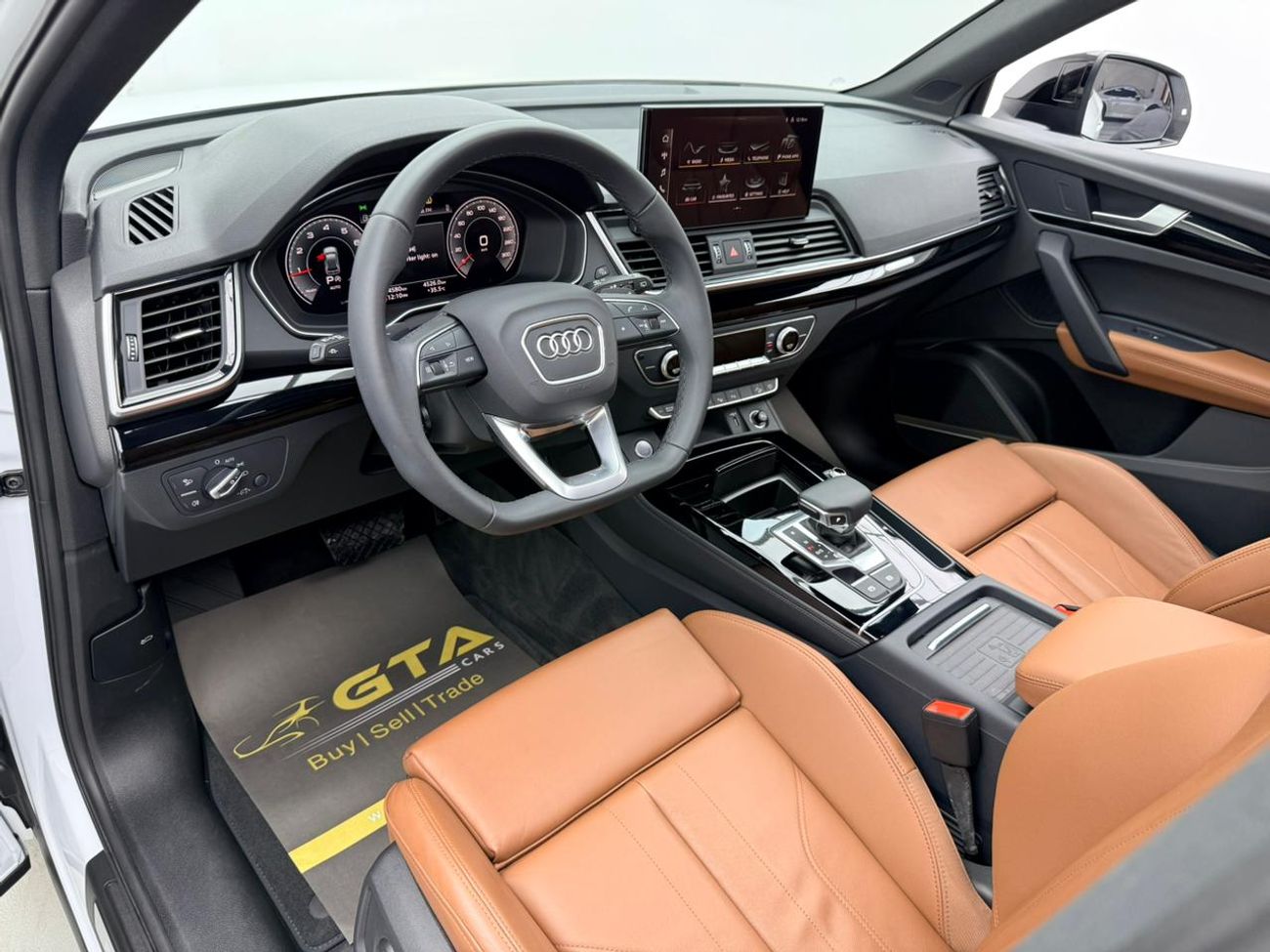 أودي Q5 45 TFSI SPORTBACK S-LINE 2024 Audi Q5 45TFSI Quattro S-Line, 2029 Audi Warranty + Service Pack, Low Km, Fully Loaded, GCC