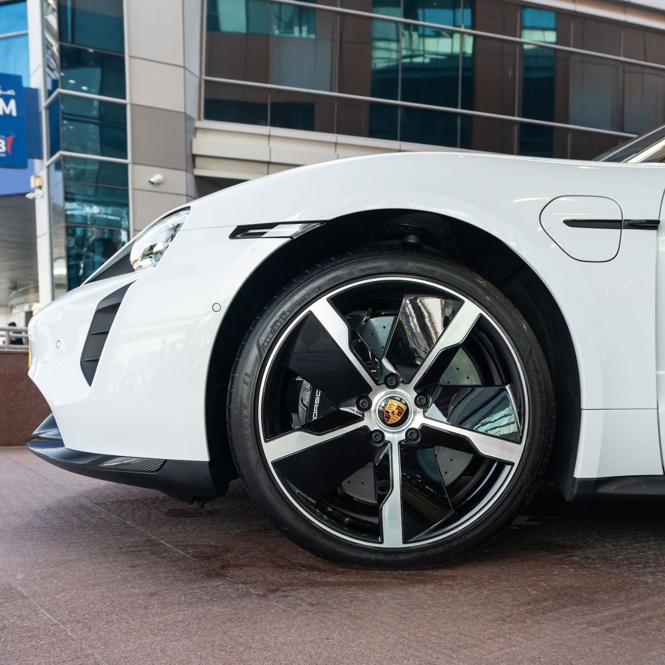 بورش تايكان TURBO