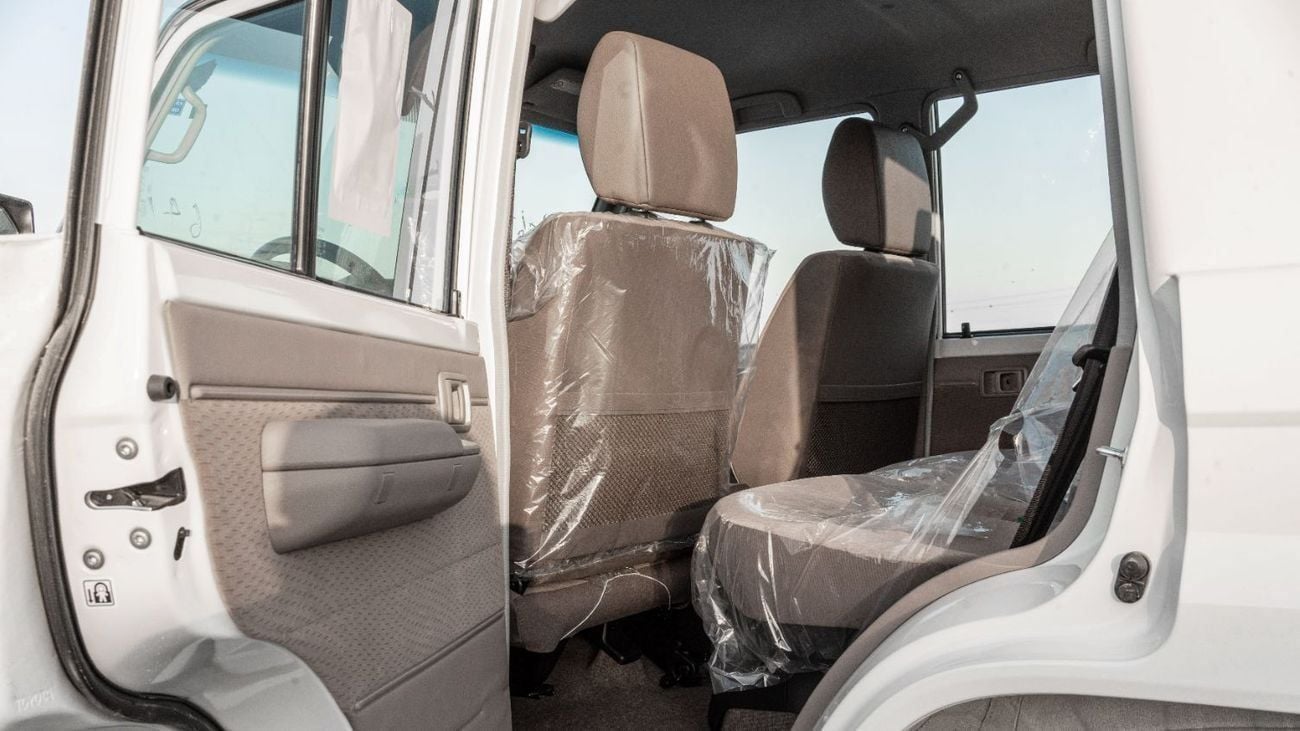 Toyota Land Cruiser 70 LC76 HT VXR Toyota Land Cruiser 4.0L MT Petrol (White-Brown) Basic
