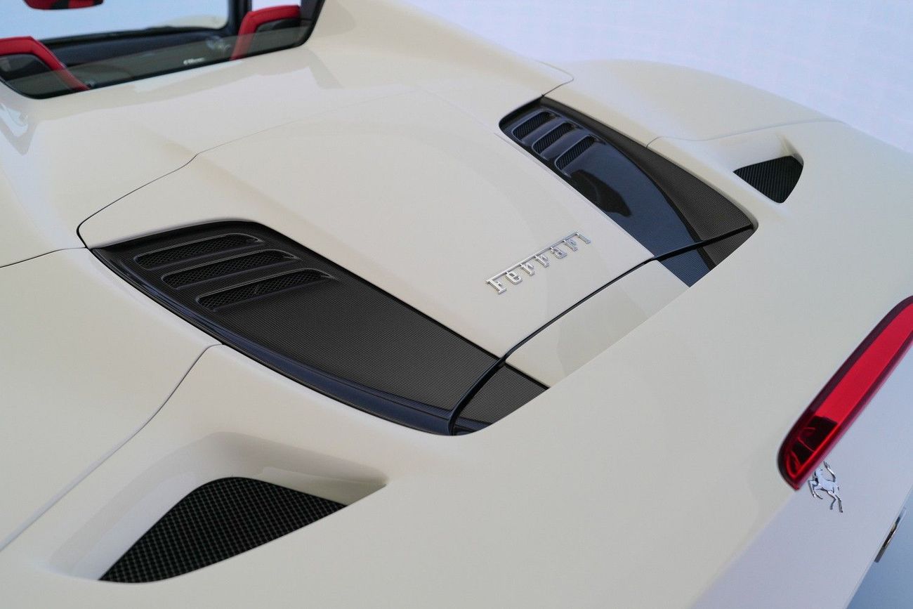 فيراري ف ٨ سبيدر STD (3.9L · 8 Cyl · Automatic · Petrol · Convertible · Rear Wheel Drive · 2 Seats · 2 Door)