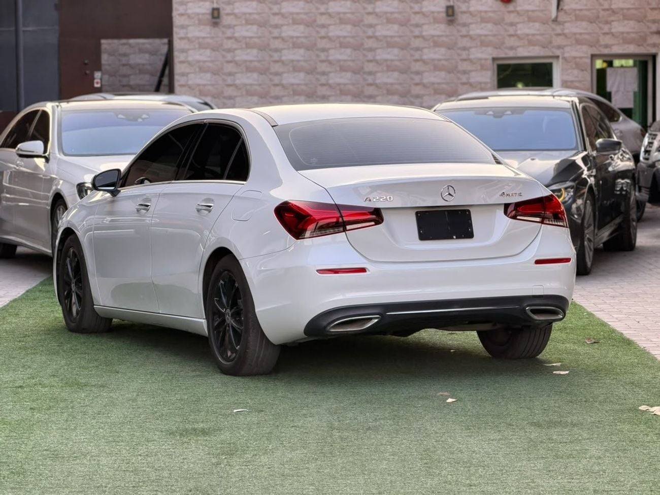 Mercedes Benz A220 STANDARD 2.0L 4-cylinder turbo (188 hp)
