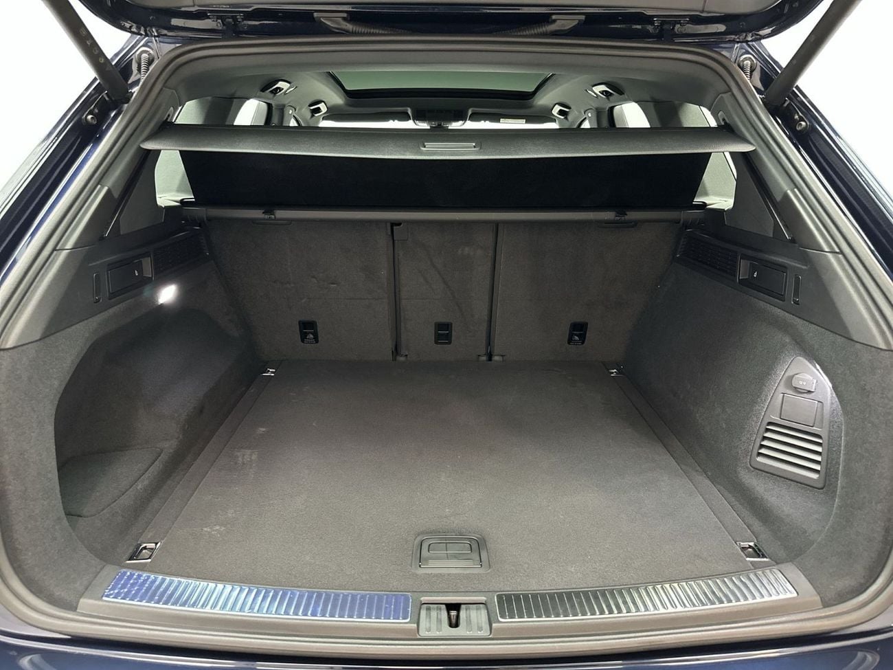 Volkswagen Touareg ELEGANCE ++ – Luxury SUV | Panoramic Sunroof | Varenna Leather | Dynaudio