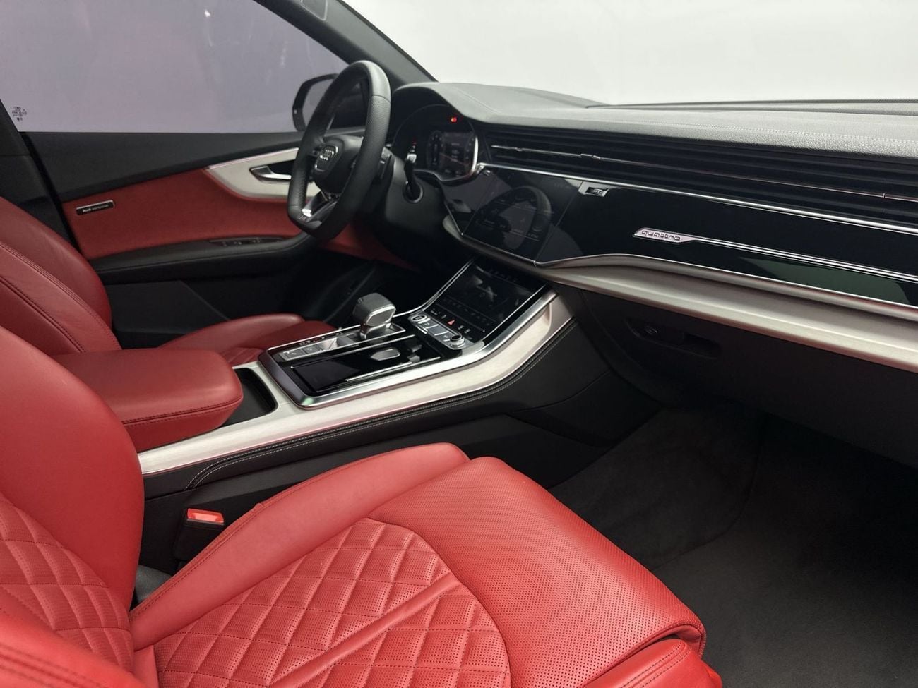 أودي Q8 55 TFSI quattro 340hp Crimson Red Edition (رقم المرجع: 53845)