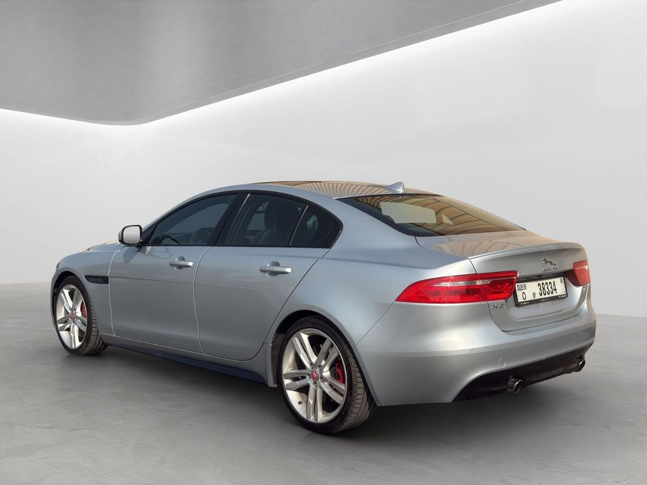 جاكوار XE S جاكوار XE سبورت V6 موديل 2016 | فضي / ألكانتارا أسود | فخامة بأسعار معقولة