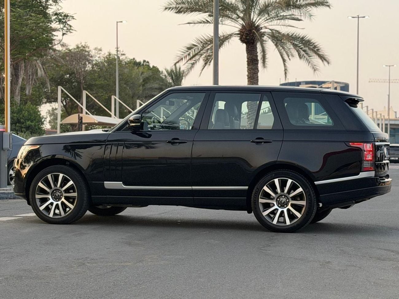 Land Rover Range Rover HSE Land Rover Range Rover HSE 2016 GCC Specs Full Service History 2 Keys First Owner One Year Warranty