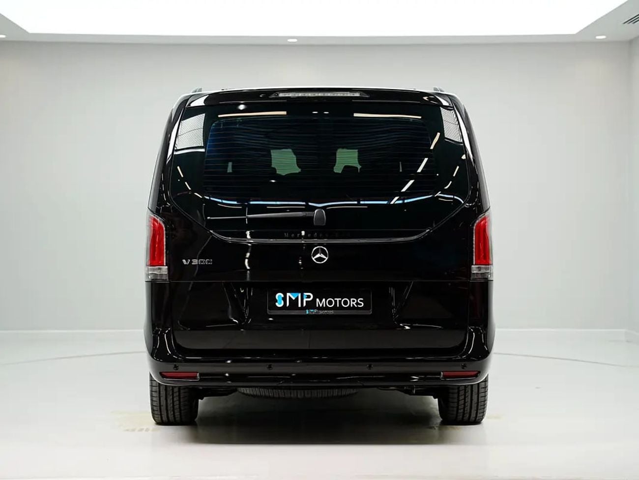 Mercedes Benz V300 AVANTGARDE Dealer WARRANTY | GCC specs | V300 AVANGARDE