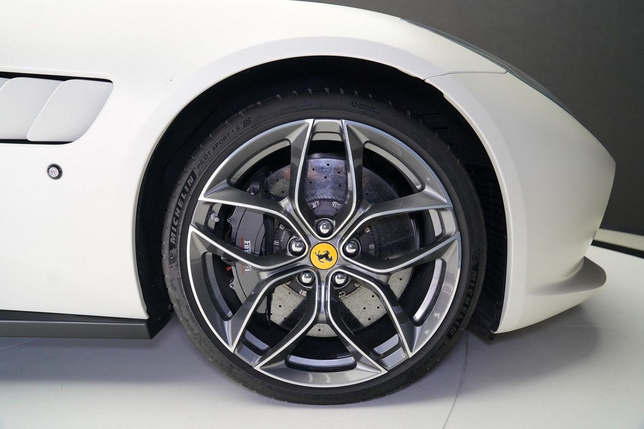 فيراري جي تي سي 4 لوسو LUSSO