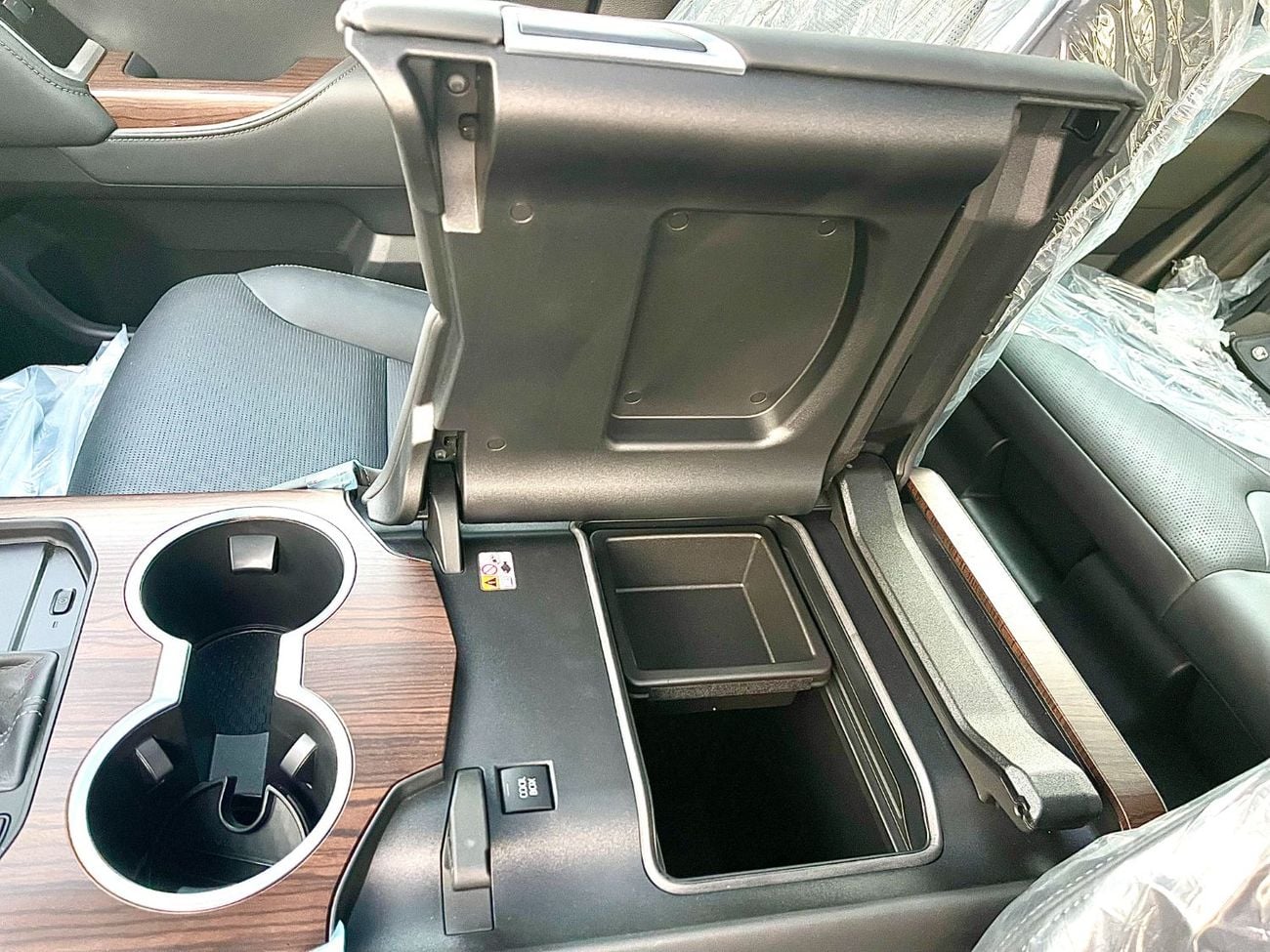 Toyota Land Cruiser VX LAND Cruiser VX 4.0 PETROL AT Omani Specs Fully Loaded | Soft Door closed | RADAR | JBL