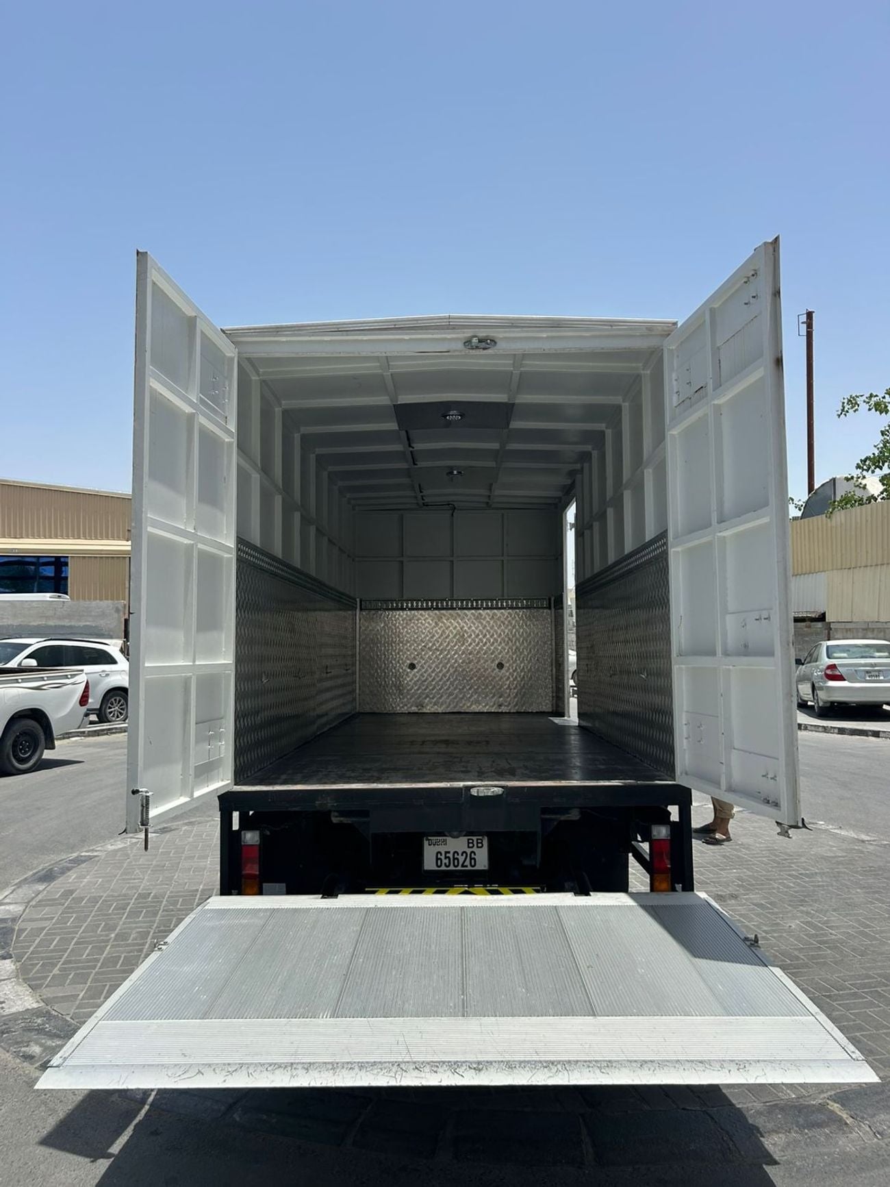 ميتسوبيشي كانتر فان STANDARD 2024 Mitsubishi Canter Box Truck | Long Chassis | GCC Spec | 47,000 km