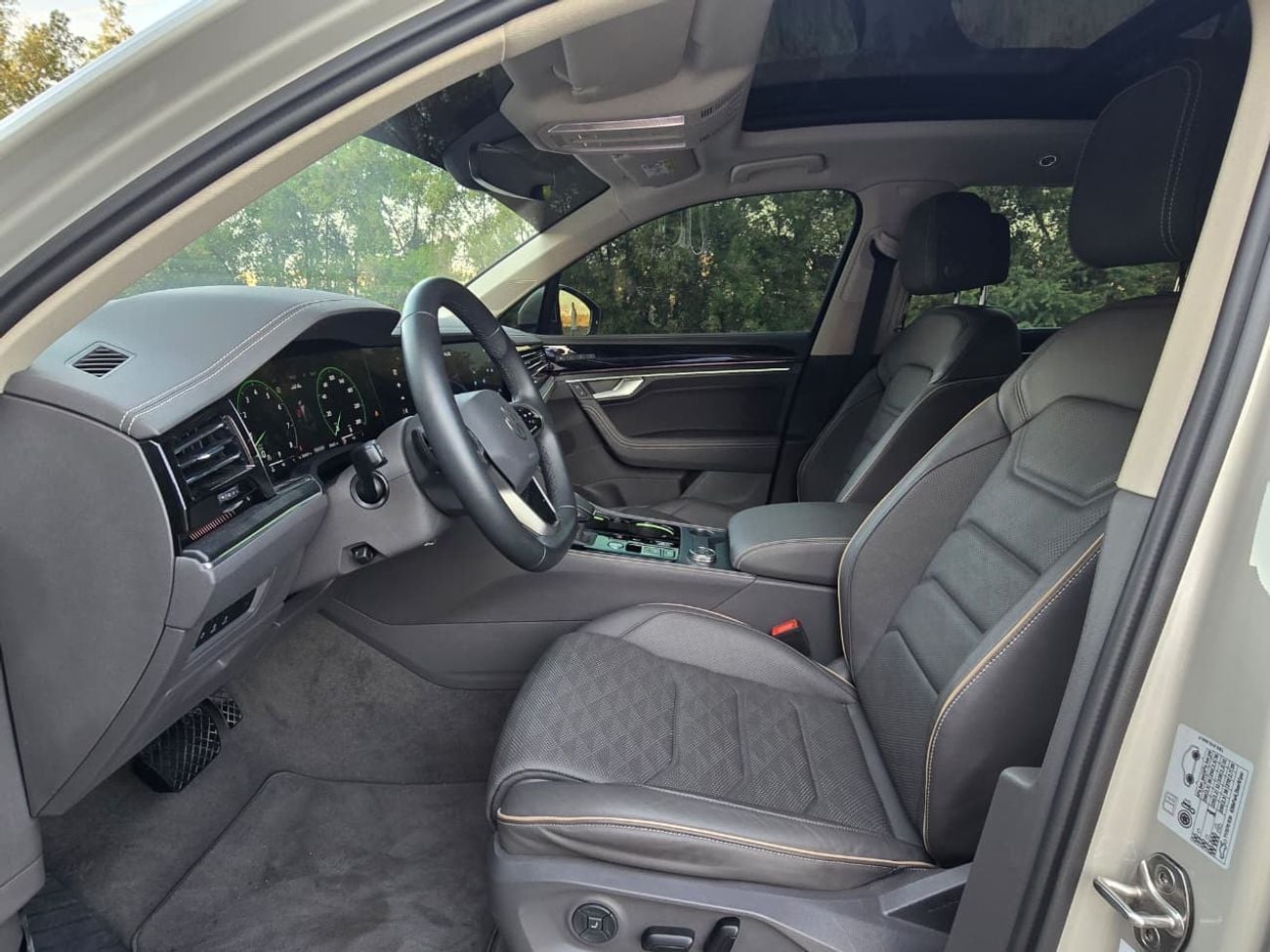Volkswagen Touareg ELEGANCE HL 3.0L VOLKSWAGEN TOUAREG 2024 GCC // UNDER WARRNTY // LOW MILEAGE // PERFECT CONDITION