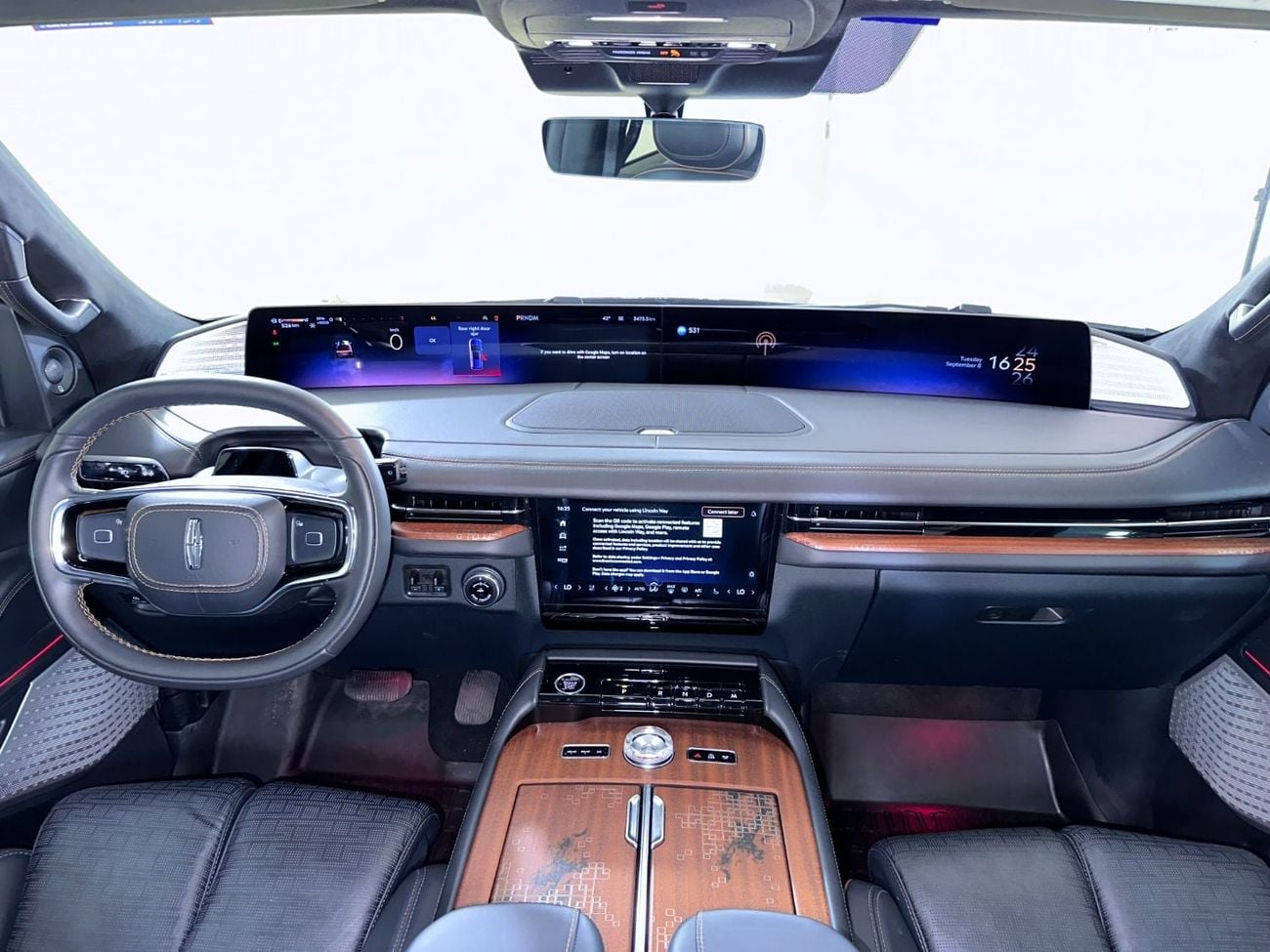 لينكولن نافيجاتور PRESIDENTIAL NV-N1925/AL TAYER MOTORS/AL QOUZ SHOWROOM